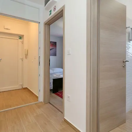 Two New By The Town Center Apartamento Zadar