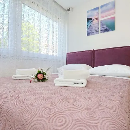 Апартаменты Two New By The Town Center Задар