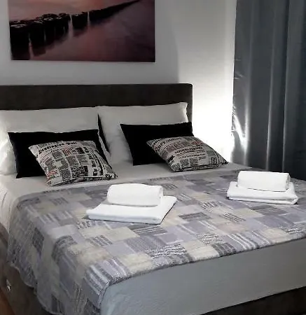 Two New By The Town Center Apartamento