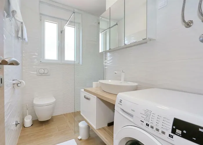 Two New By The Town Center Apartamento Zadar