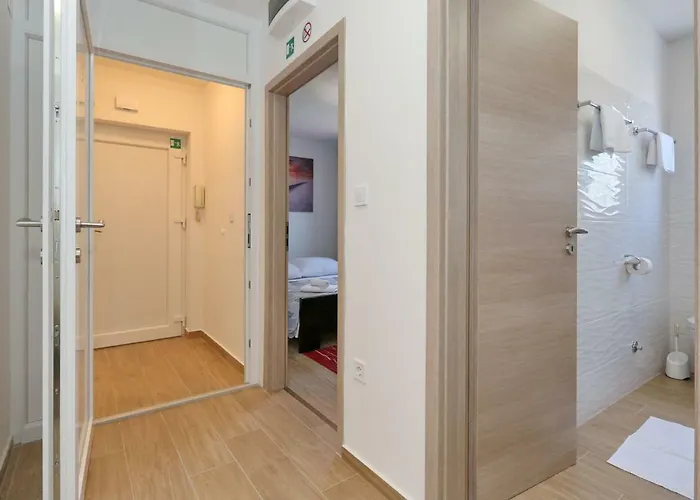 Two New By The Town Center Apartamento Zadar