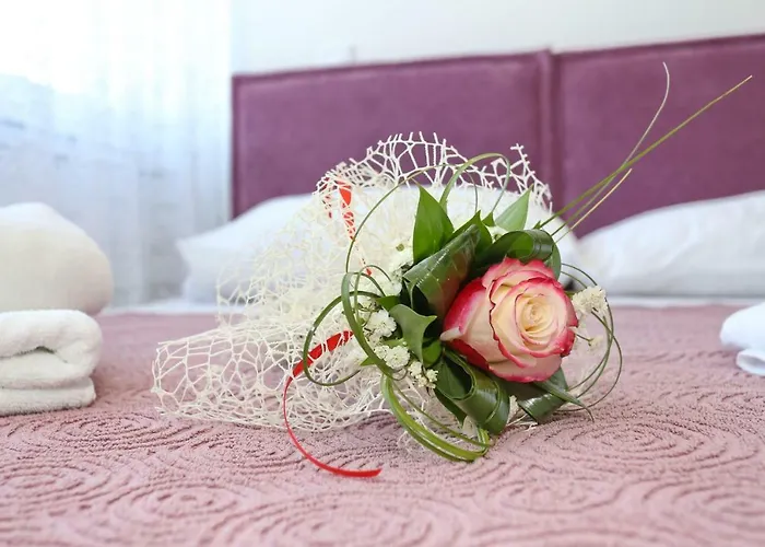 Two New By The Town Center Apartamento